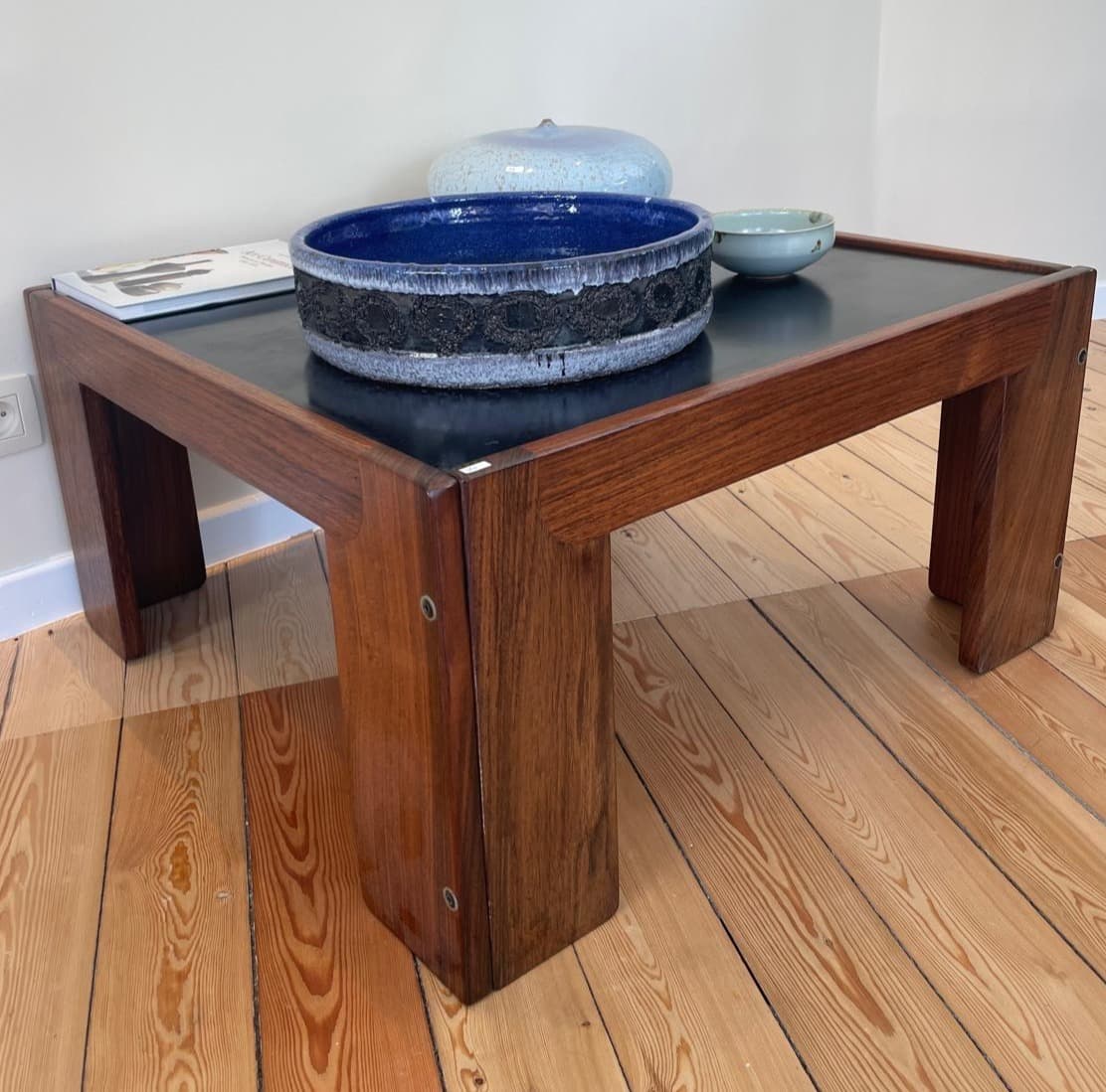 Table en palissandre d’Afro et Tobia Scarpa, Italie, vers 1970, le plateau réversible (melaminé noir ou palissandre), 75 x 75 cm, Afro et Tobia Scarpa.