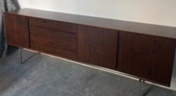 ouvrant à trois vantaux et quatre tirroirs, pieds en metal, 230 x 78 x 42 cm, Belle enfilade en wengé.