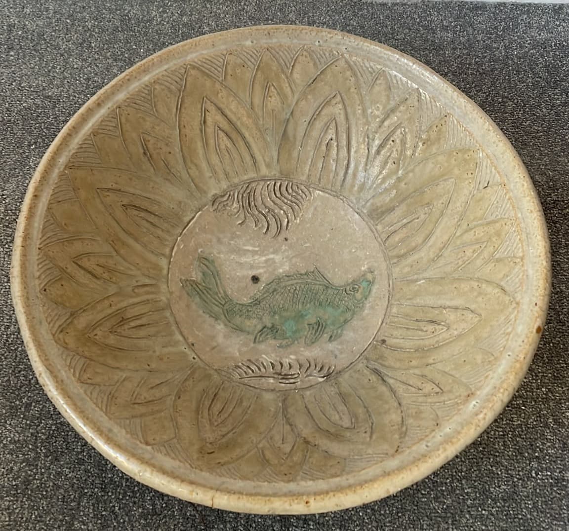 Plat en Céramique du peintre Henri Wolvens, le fond orné d’un poisson rehaussé de vert, incisions représentant des plantes aquatiques, vers 1950, Henri Wolvens.