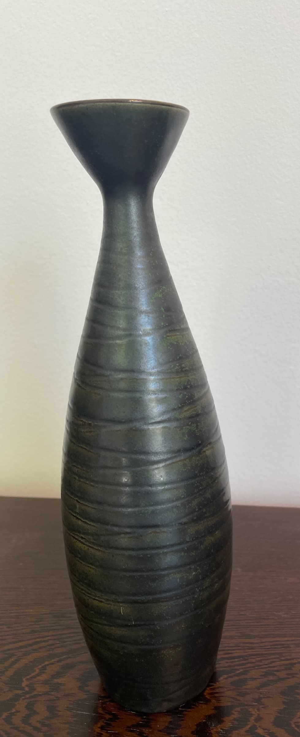 Vase vert et incisions circulaires, vers 1960, avec l’autocollant «a » pour Amphora, Rogier vandeweghe.
