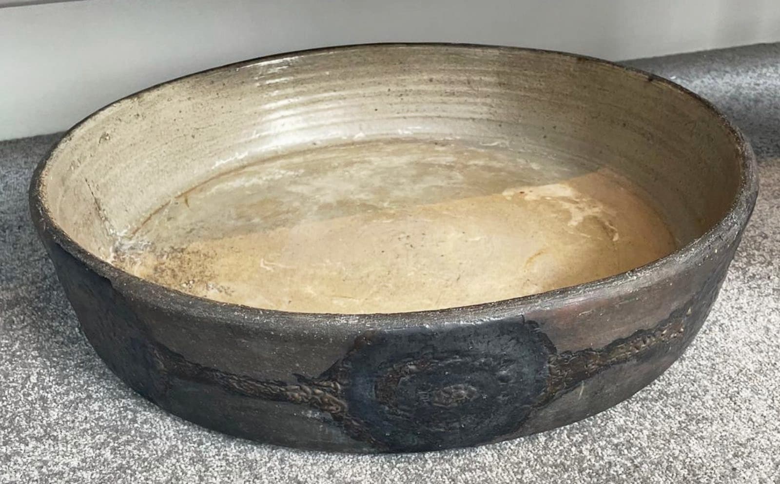 Très grand plat à émail beige à l’intérieur, le bandeau à scarifications avec émaux bleu et brun, années 1960, diamètre 45,5 cm x 10 cm ; non signée, Yves Rhaye (1936 - 1995).