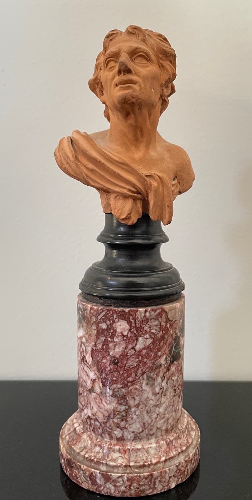 Buste à l’antique en terre cuite, monté sur socle en marbre et bois noirci, Anonyme, vers 1800, terre cuite.