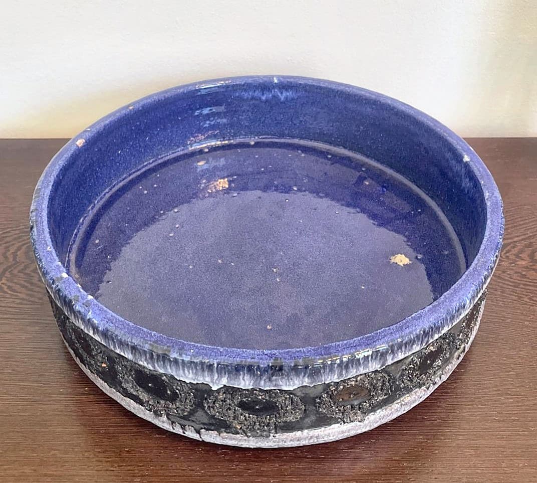 Grand plat émaillé bleu, à bandeau émaillé en dégradé et avec incision restées mat, pièce unique, cet émail bleu très rarement utilisé dans l’atelier Perignem, vers 1960, non signé ; diamètre 35,5 x 9,5 cm de hauteur, Atelier Perignem.